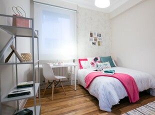 Se alquila habitación ordenada en un apartamento de 4 dormitorios en Deusto, Bilbao