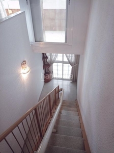 Casa adosada luminosa casa en El Pedró. 3 plantas , solarium-terraza de 50 m2. en Cornellà de Llobregat