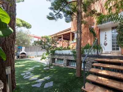 Casa / villa de 250m² en venta en La Pineda, Barcelona