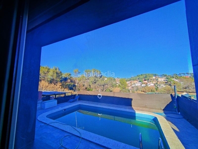 Chalet casa independiente con piscina, garaje, 4 habitaciones, zona muy tranquila! en Rubí