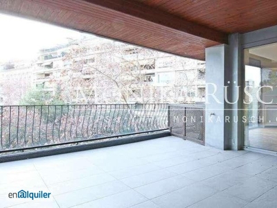 Gran piso de 250 m2 + terraza de 32 m2 en alquiler en la zona de Turó Parc. Consta de salón comedor con salida a terraza, cocina office equipada con entrada directa desde el ascensor.Dos suites, dos habitaciones individuales y cuatro baños. Finca con...