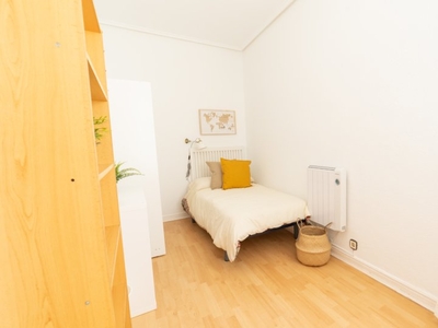 Habitaciones en piso de 4 dormitorios en alquiler en Zorrozaurre, Bilbao
