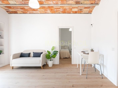 Piso muy soleado, alto, exterior para entrar a vivir , 3 habitaciones, dos de ellas dobles y exterior en Barcelona