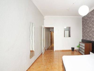 Se alquila habitación en el apartamento de 4 dormitorios en Barri Gòtic.