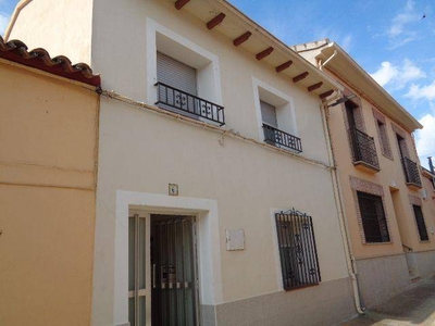 Venta Casa adosada en Calle Barranquillo Bajo Belvís de La Jara. Muy buen estado plaza de aparcamiento 130 m²