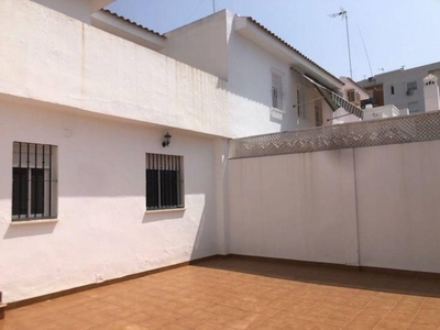 Venta Casa adosada en Castano Dos Hermanas. Buen estado plaza de aparcamiento 138 m²