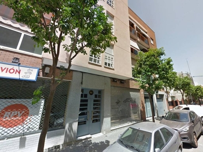 Venta Piso Sevilla. Piso de cuatro habitaciones en Calle Beatriz de Suabia. Muy buen estado primera planta plaza de aparcamiento con terraza