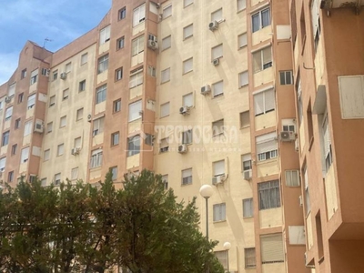 Venta Piso Sevilla. Piso de tres habitaciones Entreplanta plaza de aparcamiento con terraza calefacción individual