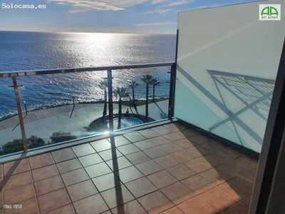 Espectacular apartamento con vistas al mar, piscina y garaje