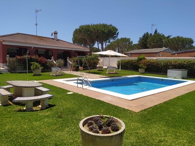 Venta de casa con piscina y terraza en Chiclana de la Frontera, Hozanejo