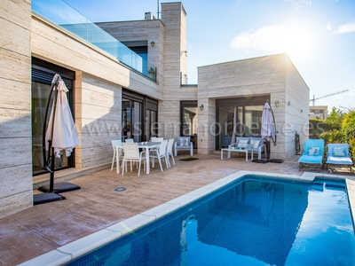 Venta de casa con piscina y terraza en Villanueva de la Cañada