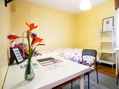 Amplia habitación en apartamento de 3 dormitorios en Uribarri, Bilbao