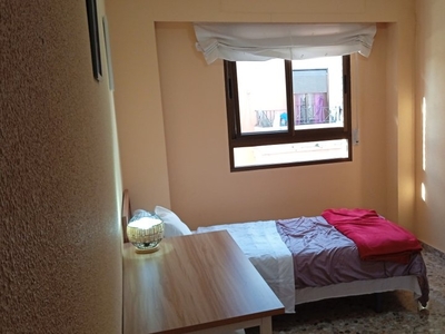 Se alquila habitación en apartamento de 3 dormitorios en Mislata, Valencia.