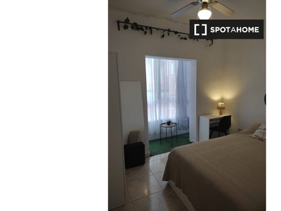 Se alquila habitación en piso de 3 habitaciones en Benalua, Alicante