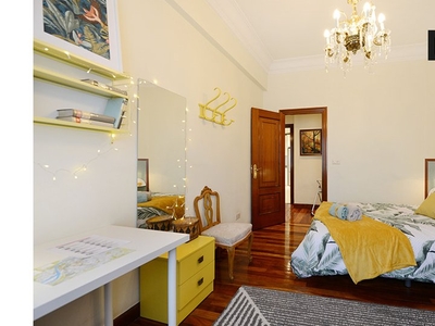 Se alquila habitación en piso de 4 dormitorios en Indautxu, Bilbao