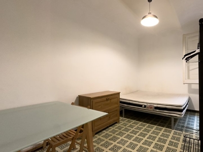 Se alquila habitación en piso de 4 habitaciones en La Salut, Barcelona
