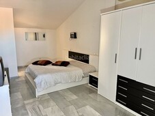 Ático con 4 habitaciones amueblado con ascensor, parking, calefacción, aire acondicionado y vistas al mar en Fuengirola