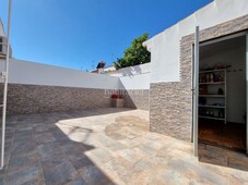 Casa adosada con 3 habitaciones con parking y aire acondicionado en Almensilla
