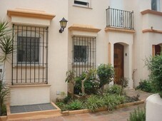 Casa adosada con 4 habitaciones amueblada con parking, aire acondicionado, jardín y vistas al mar en Estepona