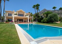 Chalet con 5 habitaciones amueblado con parking, piscina, calefacción, aire acondicionado y vistas a la montaña en Marbella
