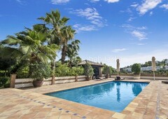 Chalet con 6 habitaciones amueblado con parking, piscina, calefacción, aire acondicionado y vistas a la montaña en Marbella