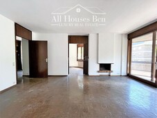 Piso en venta , con 306 m2, 5 habitaciones y 4 baños, 2 plazas de garaje, trastero y calefacción comunitaria. en Barcelona