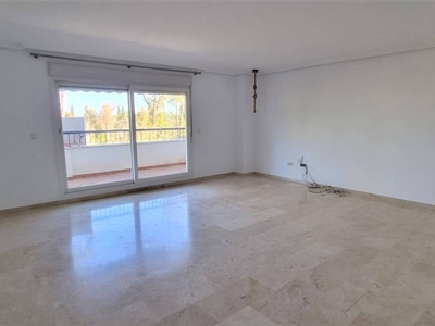 Alquiler Piso Marbella. Piso de dos habitaciones en Calle 17 1. Muy buen estado segunda planta plaza de aparcamiento con terraza calefacción individual