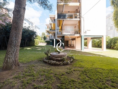 Alquiler Piso Sitges. Piso de tres habitaciones en Enric Morera. Primera planta con terraza