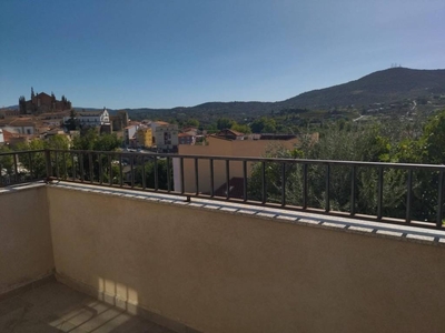 Venta Casa unifamiliar Plasencia. Buen estado plaza de aparcamiento con terraza 195 m²