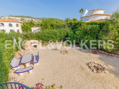 Villa de estilo mediterráneo con vistas al mar