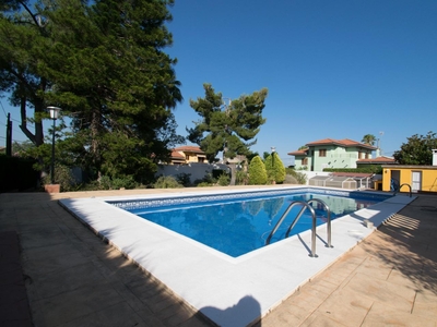 Venta de casa con piscina en Cumbres de Calicanto-Manyes-Barbeta (Torrent)