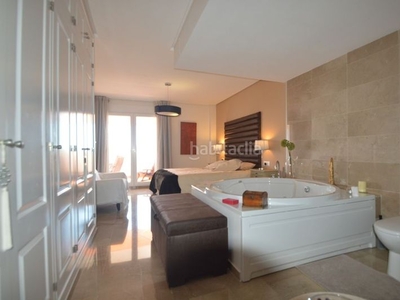 Apartamento con 3 habitaciones amueblado con parking, piscina y aire acondicionado en Benalmádena
