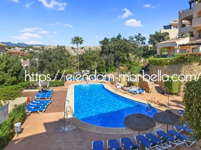 Apartamento en urbanización hacienda elviria hacienda elviria soleado bajo con jardin en esquina en Marbella