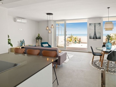 Ático atico duplex de 3 dormitorios, playa , con vistas panoramicas al mar en Estepona