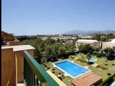Ático con 3 habitaciones amueblado con parking y vistas al mar en Marbella