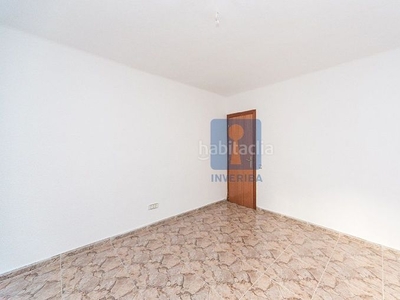 Ático en venta , con una superficie construida de 52 m2 con salón-comedor, cocina, 3 habitaciones y 1 baño. piso muy céntrico. en Esplugues de Llobregat