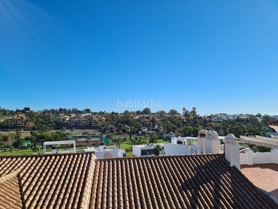 Casa adosada adosada en el paraíso, 4 dormitorios, 3 baños, terraza 50m2, jardín 25 m2. en Estepona