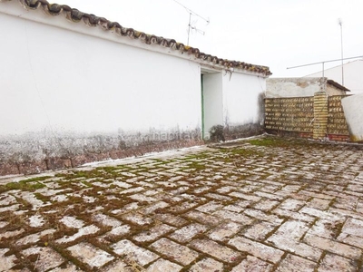 Casa adosada casa de 1 planta + buhardilla, terraza, gran patio y salón exterior al mejor precio. en Huévar