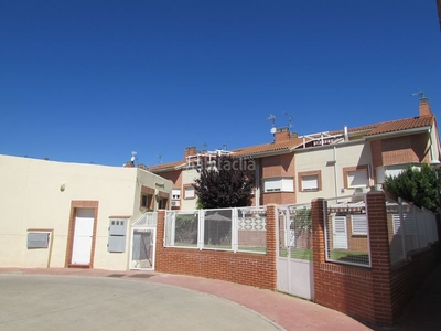 Casa adosada chalet adosado en urbanización cerrada con piscina y zonas comunes. en Alcalá de Henares
