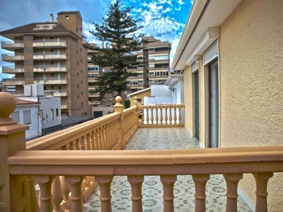 Casa adosada con 3 habitaciones amueblada con parking y aire acondicionado en Fuengirola