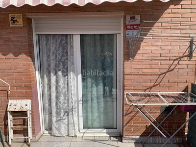 Casa adosada con 3 habitaciones con parking y calefacción en Hospitalet de Llobregat (L´)