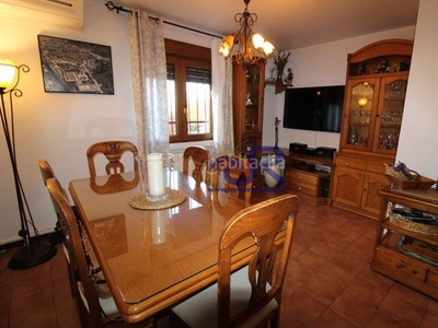 Casa adosada con 4 habitaciones con calefacción y aire acondicionado en Paracuellos de Jarama