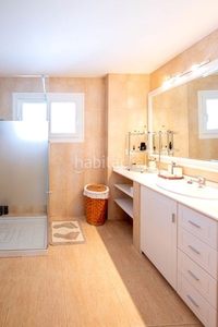 Casa adosada unifamiliar en venta 4 habitaciones 4 baños. en Fuengirola
