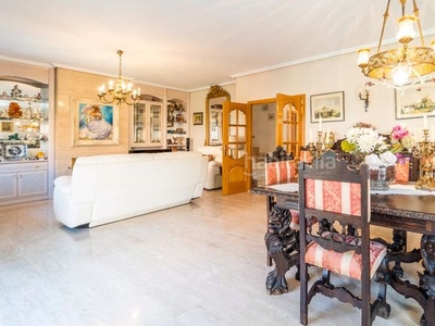 Casa pareada con 4 habitaciones con parking, piscina, calefacción y aire acondicionado en Madrid