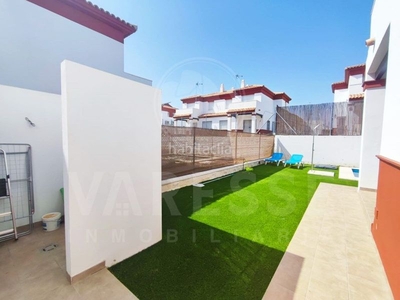Casa pareada con piscina propia!!! en Loreto Espartinas
