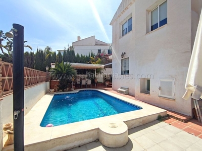 Casa pareada en avenida moscatel 35 se vende magnifico chalet pareado , zona Viña Málaga. en Torre del Mar