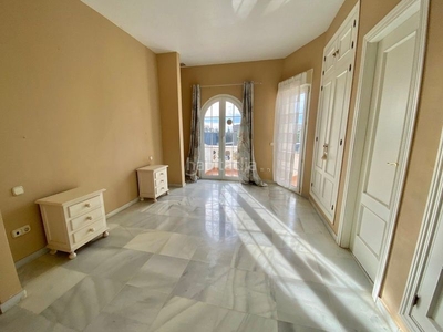 Casa pareada en bulevar príncipe alfonso von hohenlohe casa pareada con 3 habitaciones con aire acondicionado en Marbella