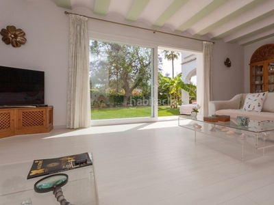 Casa villa reformada junto a la playa en Los Monteros, este en Marbella