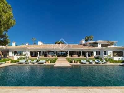 Chalet casa / villa en excelentes condiciones de 16 dormitorios con 742m² terraza en venta en milla de oro en Marbella