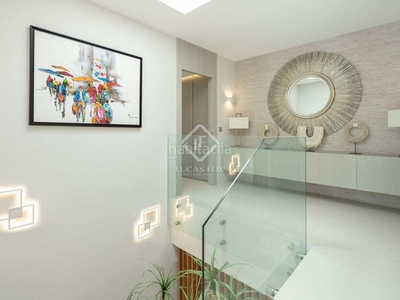 Chalet casa / villa en excelentes condiciones de 4 dormitorios con 71m² terraza en venta en milla de oro en Marbella